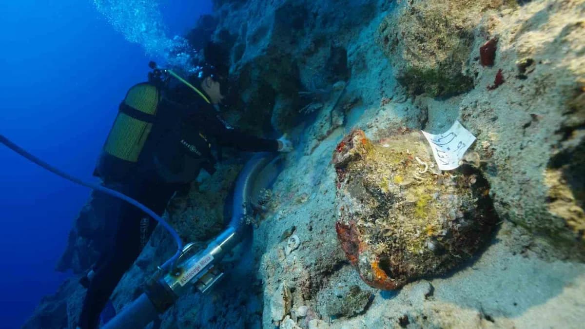 Antalya Kekova Adası yakınlarında bulunan dünyanın en eski batığına ait amforalar ve su altı kazı çalışmaları