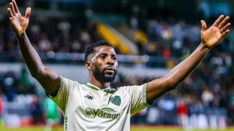 Kelechi Iheanacho Bursaspor formasıyla taraftarlara destek mesajı veriyor