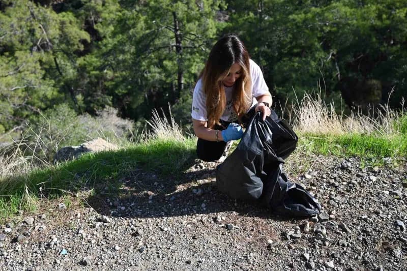Kemer Belediyesi, çevre temizliğine dikkat çekmek amacıyla Çalış Tepesi'nde çevre temizliği etkinliğ