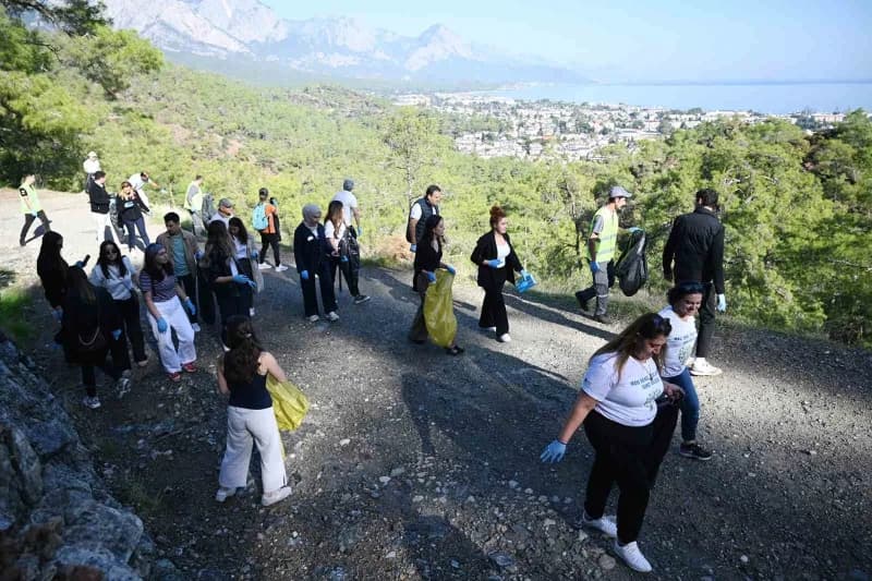 Kemer Belediyesi, çevre temizliğine dikkat çekmek amacıyla Çalış Tepesi'nde çevre temizliği etkinliğ
