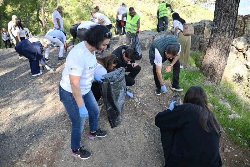 Kemer Belediyesi, çevre temizliğine dikkat çekmek amacıyla Çalış Tepesi'nde çevre temizliği etkinliğ