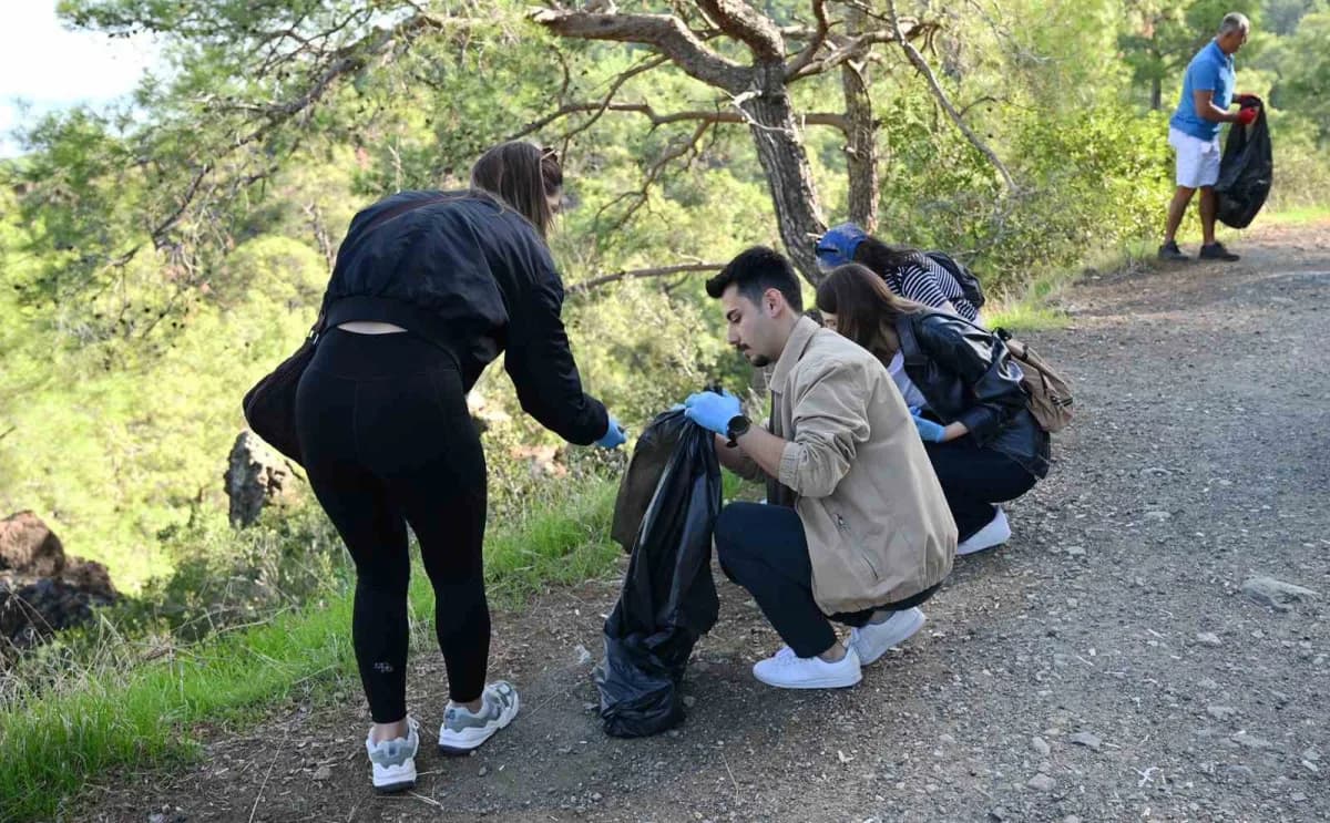 Kemer Belediyesi, çevre temizliğine dikkat çekmek amacıyla Çalış Tepesi'nde çevre temizliği etkinliğ