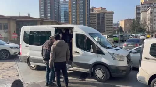 İstanbul 23. Ağır Ceza Mahkemesi binası önünde dava kararı sonrası görüntü