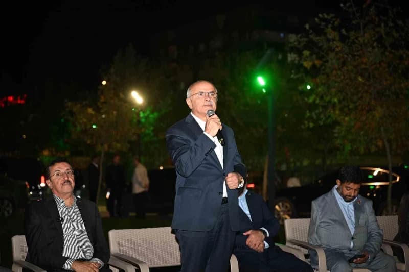 Malatya Büyükşehir Belediye Başkanı Sami Er, kentsel dönüşüm projeleri hakkında açıklama yapıyor