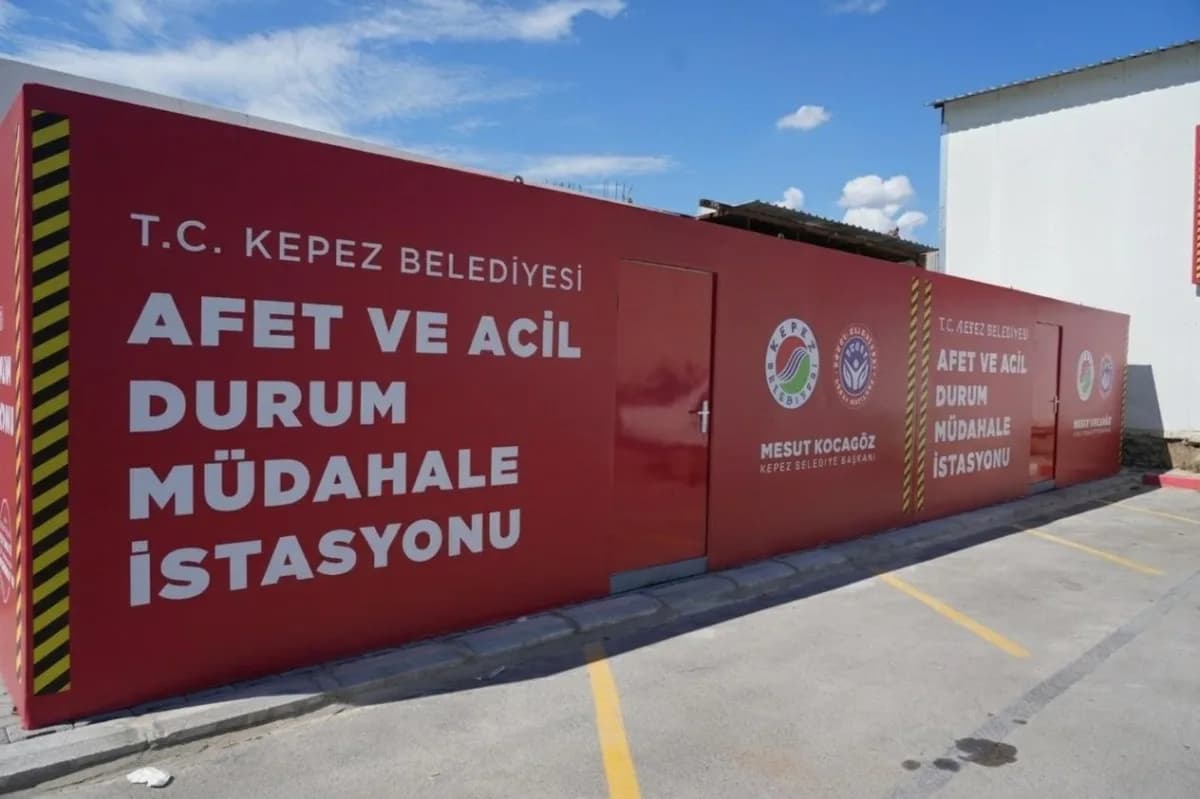 Kepez Belediyesi hizmet binası bahçesinde kurulan iki yeni afet ve acil durum istasyonu