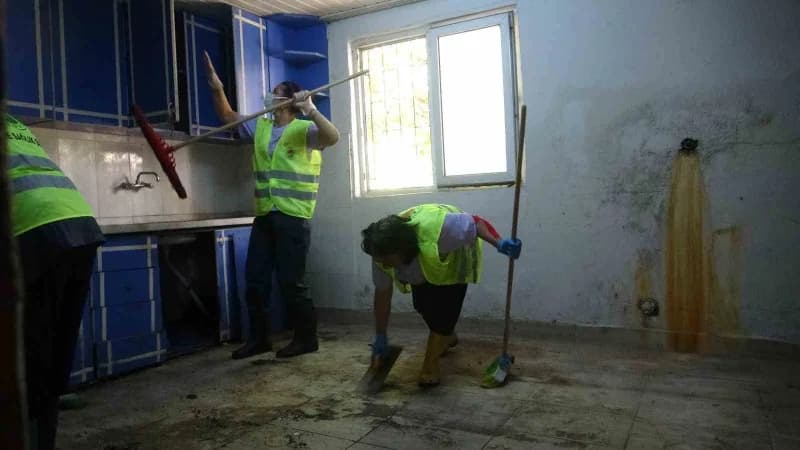 Antalya’nın Kepez ilçesinde 8 yıldır örümcek ağları ve çöplerle dolu evde yaşamını sürdürmeye çalışan yaşlı kadına Kepez