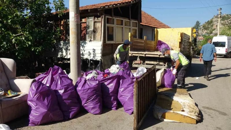Ekipler evden 6 kamyon çöp çıkardı. Temizlik ve yenileme çalışmasının ardından ev yeni eşyalarla donatılarak sahibine te