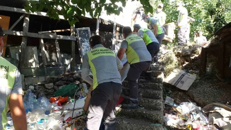 Ekipler evden 6 kamyon çöp çıkardı. Temizlik ve yenileme çalışmasının ardından ev yeni eşyalarla donatılarak sahibine te