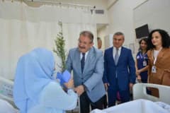 Kepez Devlet Hastanesi’nde Normal Doğum ve Emzirme Haftası etkinliği sırasında konuşma yapan sağlık çalışanları
