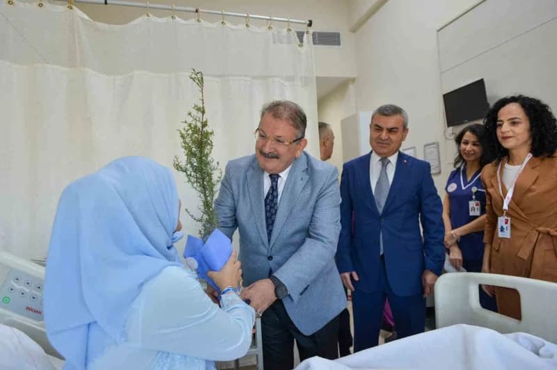 Kepez Devlet Hastanesi’nde Normal Doğum ve Emzirme Haftası etkinliği sırasında konuşma yapan sağlık çalışanları