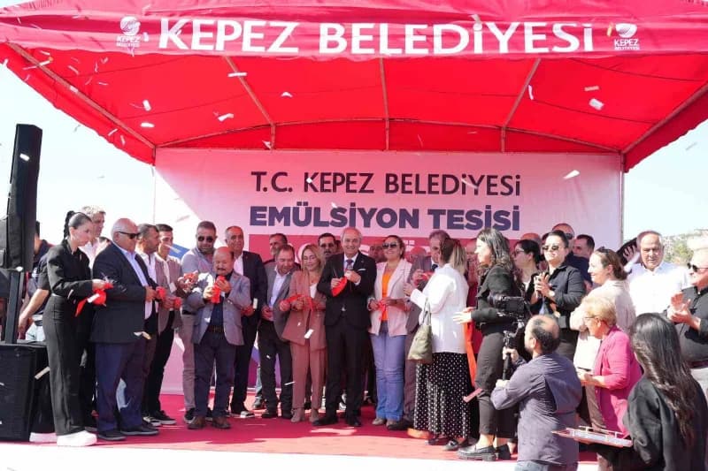 Kepez Belediye Başkanı Mesut Kocagöz Emülsiyon Tesisi açılışında konuşma yapıyor