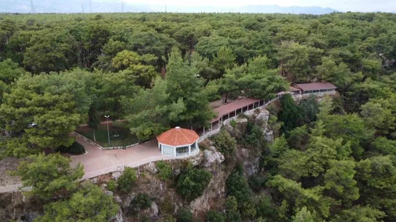 Kepez Belediyesi gerçekleştirilecek çalışmalar kapsamında alanın peyzajı, donatıları ve dinlenme bölümleri modern bir an