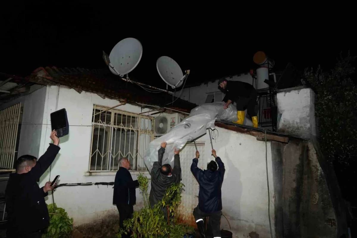 Kepez’de sağanak yağış sonrası belediye ekipleri su baskınına karşı müdahalede bulunuyor