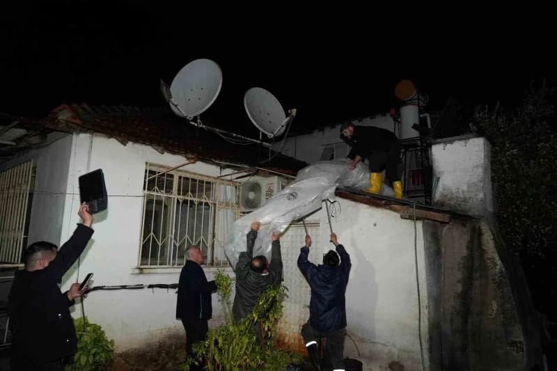 Kepez’de sağanak yağış sonrası belediye ekipleri su baskınına karşı müdahalede bulunuyor