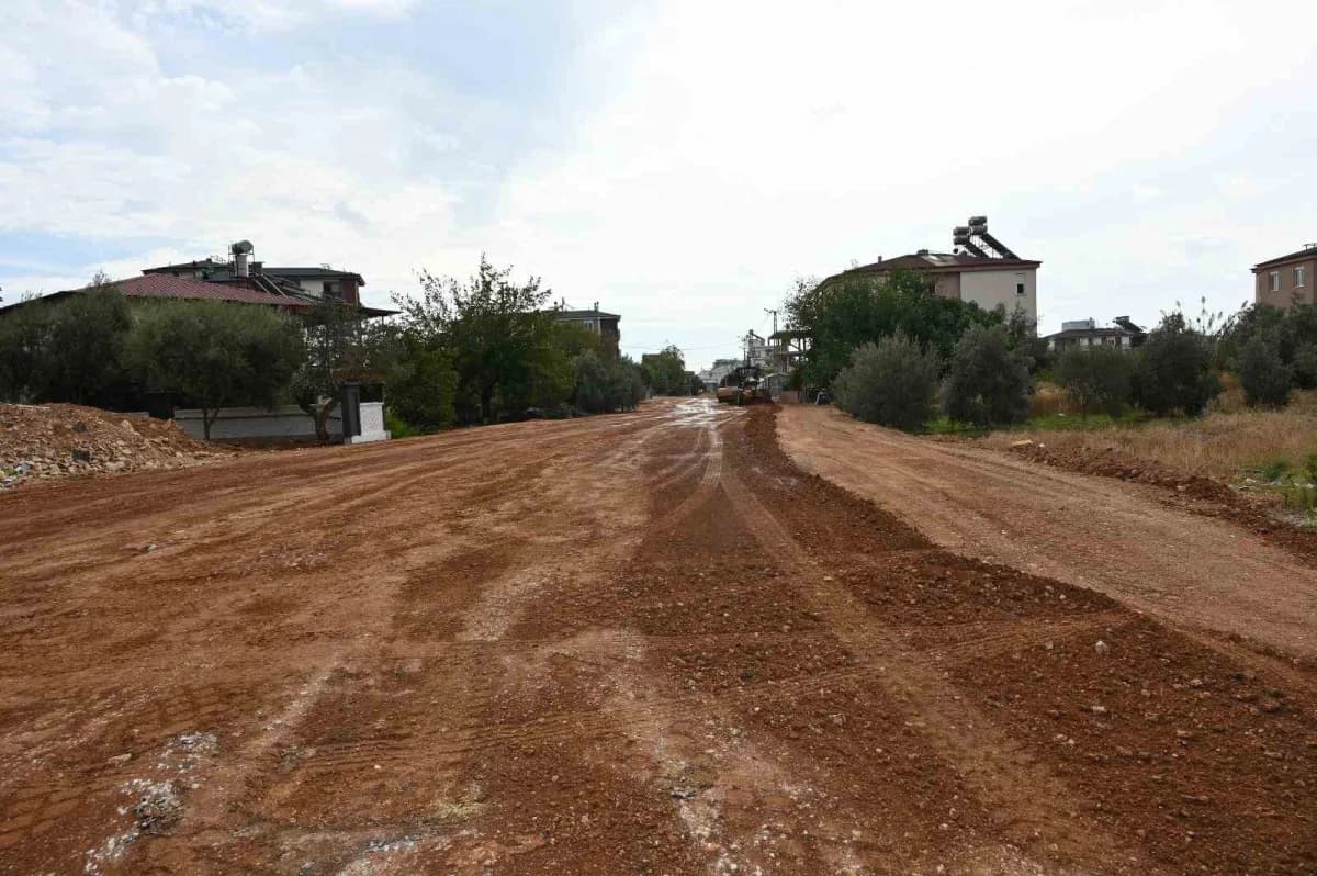 Kepez Belediyesi, Şelale Mahallesi’nde altyapısı tamamlanan yollarda yenileme çalışmalarını hızlandırdı. 23. Cadde’de ye