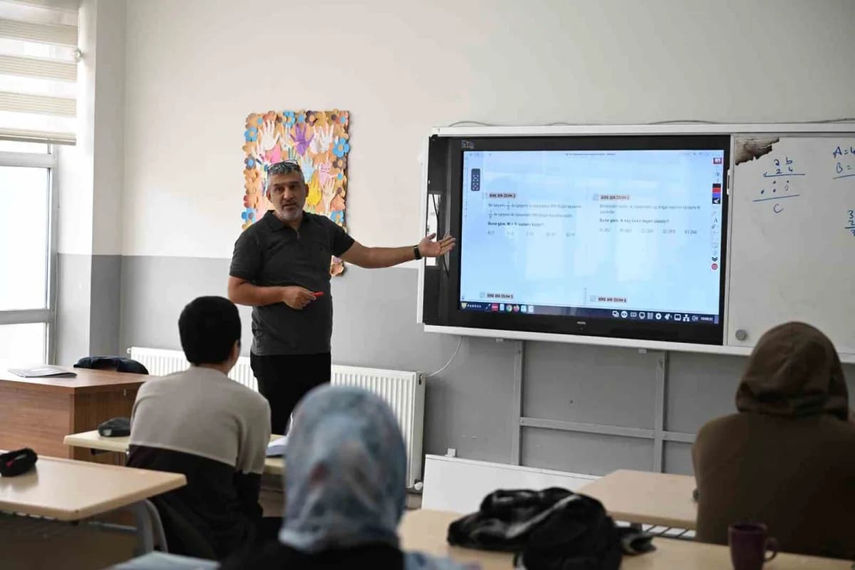 Kernek Külliyesi’nde 200 öğrenci üniversiteye hazırlanıyor