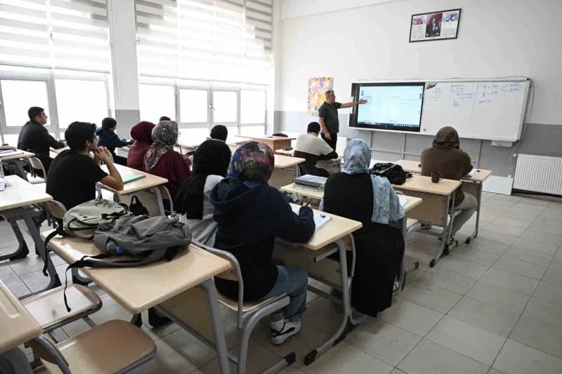 Malatya Kernek Külliyesi’nde üniversite sınavına hazırlanan öğrenciler eğitim alıyor