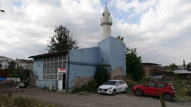 Erzurum'da Ulu Camii'nin arka sokaklarında bulunan Ketencizade Camii, evden camiye dönüştürülen yapısıyla dikkat çekiyor