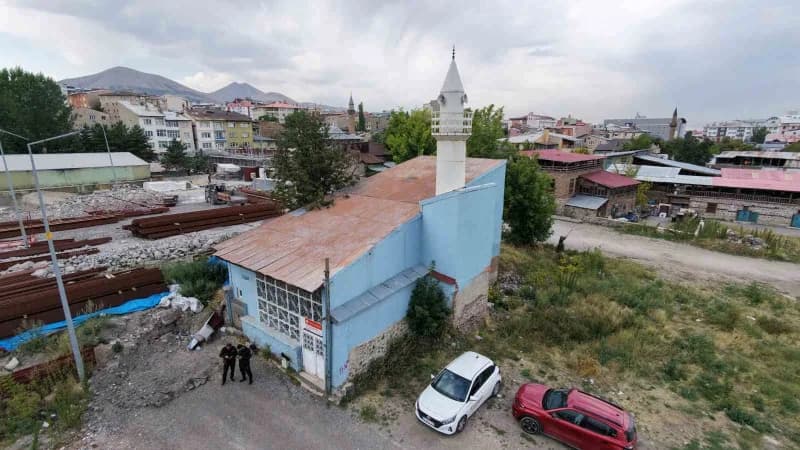 Erzurum Rabia Ana Mahallesi'nde ev mimarisine sahip Ketencizade Camii'nin dış görünümü