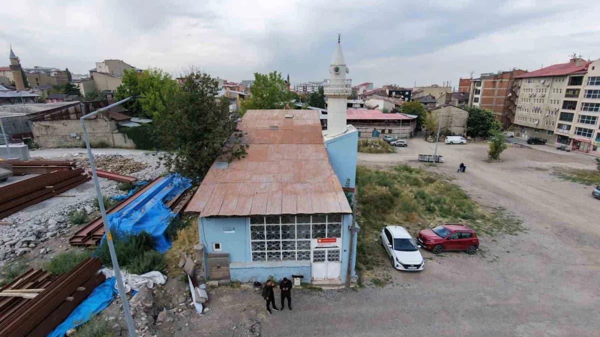 Erzurum'da Ulu Camii'nin arka sokaklarında bulunan Ketencizade Camii, evden camiye dönüştürülen yapısıyla dikkat çekiyor