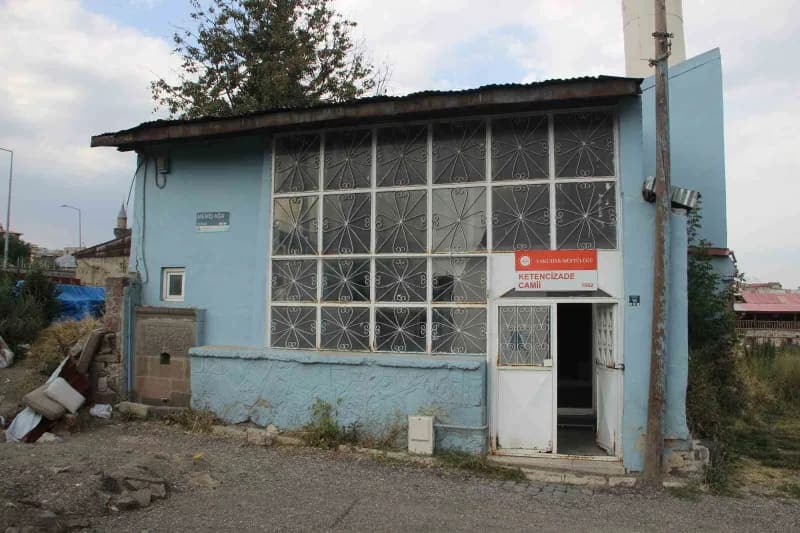 Erzurum'da Ulu Camii'nin arka sokaklarında bulunan Ketencizade Camii, evden camiye dönüştürülen yapısıyla dikkat çekiyor