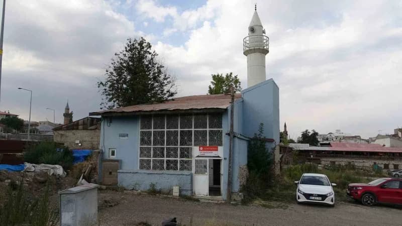 Erzurum'da Ulu Camii'nin arka sokaklarında bulunan Ketencizade Camii, evden camiye dönüştürülen yapısıyla dikkat çekiyor