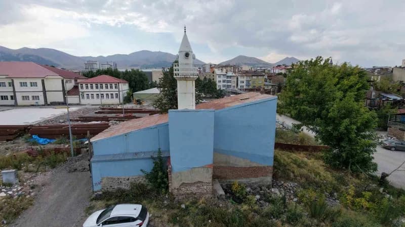 Erzurum'da Ulu Camii'nin arka sokaklarında bulunan Ketencizade Camii, evden camiye dönüştürülen yapısıyla dikkat çekiyor