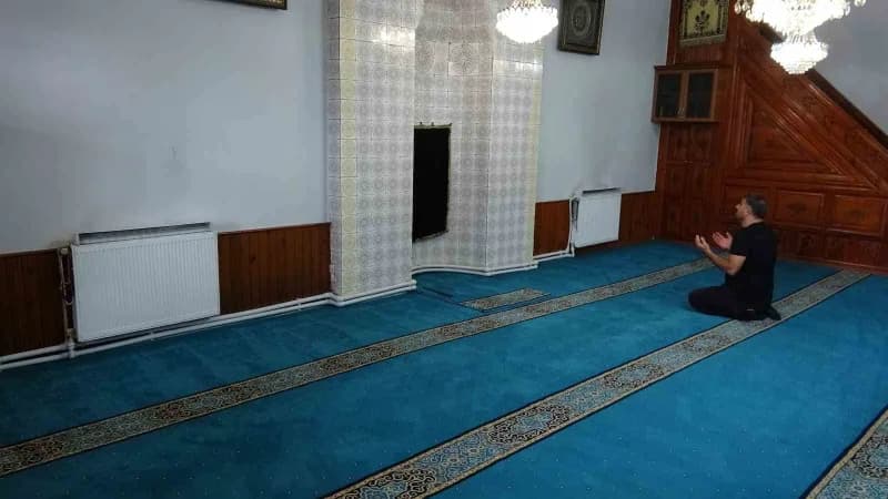 Erzurum'da Ulu Camii'nin arka sokaklarında bulunan Ketencizade Camii, evden camiye dönüştürülen yapısıyla dikkat çekiyor