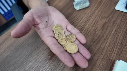 Manisa Demirci'de Kıbrıs Gazisi Ahmet Ünalan, bulduğu altınları zabıta ekiplerine teslim ederken