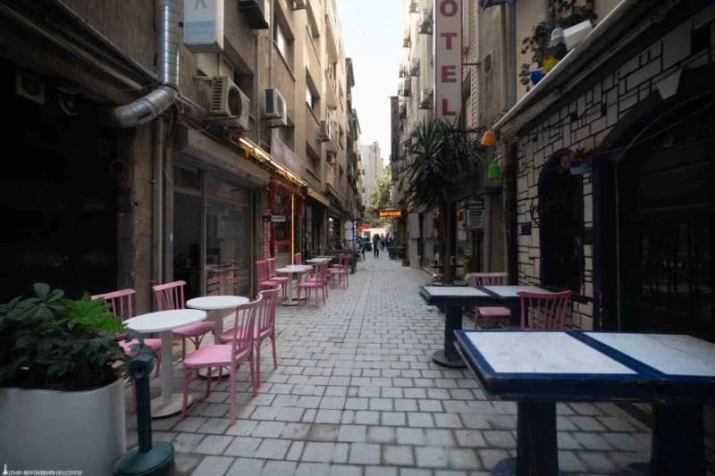 İzmir Alsancak Kıbrıs Şehitleri Caddesi’nde zemin yenileme çalışmaları yapan belediye ekipleri