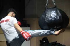 Konya'da kick boksta gençler dünya şampiyonu olan Mert Can Akarsu antrenmanda çalışırken