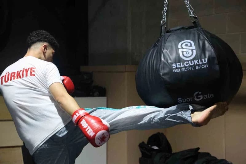 Konya'da kick boksta gençler dünya şampiyonu olan Mert Can Akarsu antrenmanda çalışırken