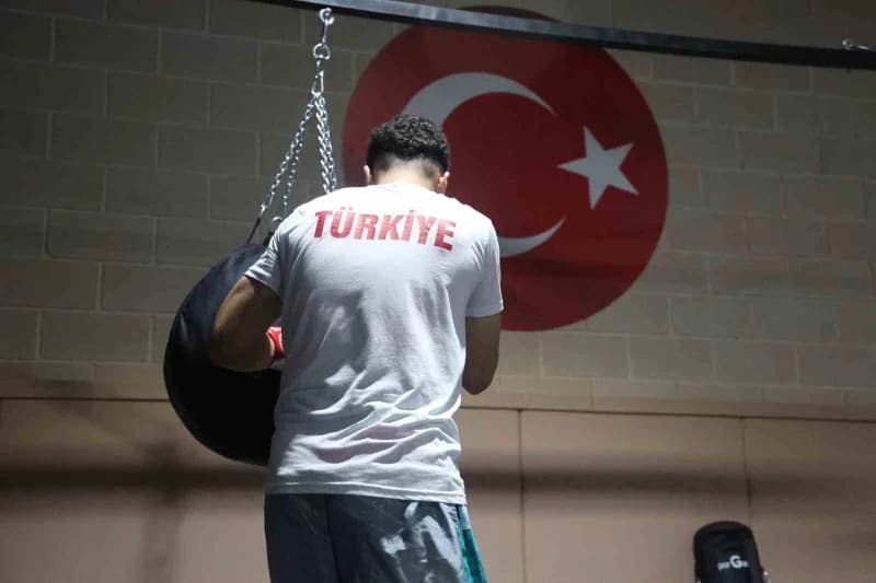 Kilo vermek için başladığı Kick boksta Gençler Dünya şampiyonu olan Mert Can Akarsu, Büyükler kategorisine geçerek Dünya