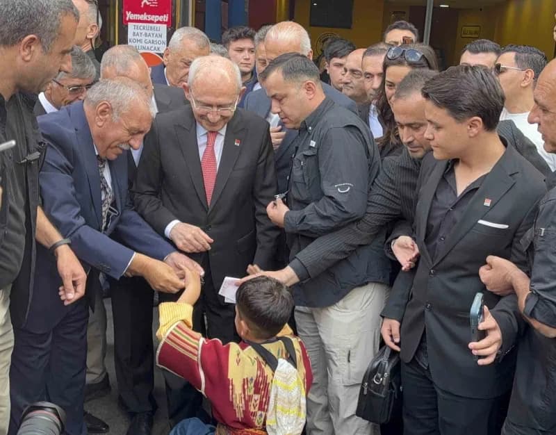 Cumhuriyet Halk Partisi (CHP Genel Başkanı Kemal Kılıçdaroğlu, Gaziantep'te Balıklı Parkı çevresinde