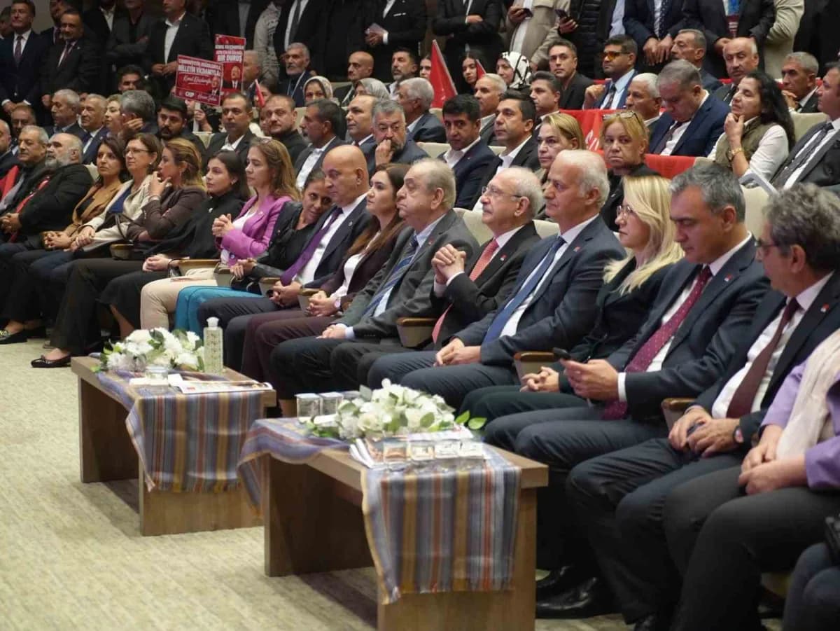 CHP Genel Başkanı Kemal Kılıçdaroğlu, Gaziantep'te Partisinin İl Başkanlığınca düzenlenen "Mili Bili