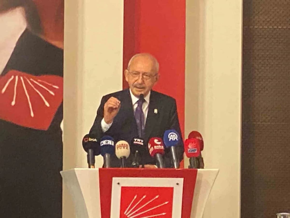 CHP Genel Başkanı Kemal Kılıçdaroğlu, staj ve çıraklık mağdurlarıyla partisinin genel merkezinde bir arada