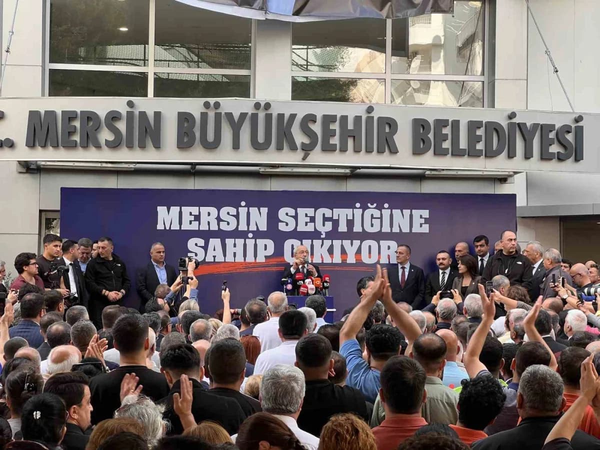 CHP Genel Başkanı Kemal Kılıçdaroğlu, Mersin Büyükşehir Belediyesi önünde toplanan kalabalığa hitap ederek, tutuklu bulu