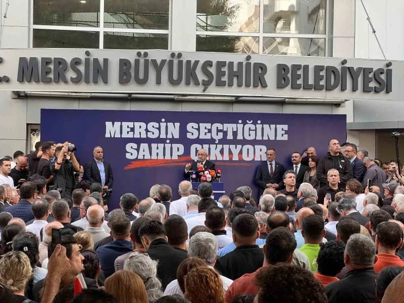 CHP Genel Başkanı Kemal Kılıçdaroğlu, Mersin Büyükşehir Belediyesi önünde toplanan kalabalığa hitap ederek, tutuklu bulu