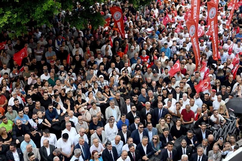 CHP Genel Başkanı Kemal Kılıçdaroğlu, Mersin Büyükşehir Belediyesi önünde toplanan kalabalığa hitap ederek, tutuklu bulu