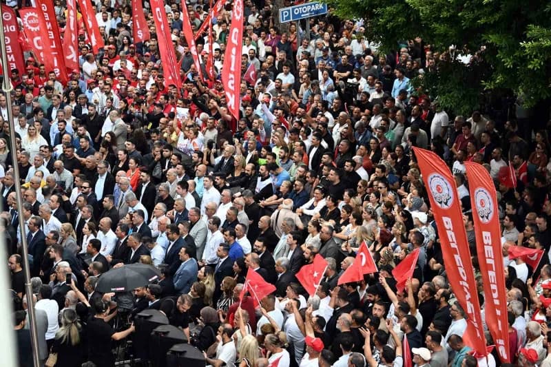 CHP Genel Başkanı Kemal Kılıçdaroğlu, Mersin Büyükşehir Belediyesi önünde toplanan kalabalığa hitap ederek, tutuklu bulu