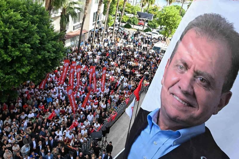 CHP Genel Başkanı Kemal Kılıçdaroğlu, Mersin Büyükşehir Belediyesi önünde toplanan kalabalığa hitap ederek, tutuklu bulu