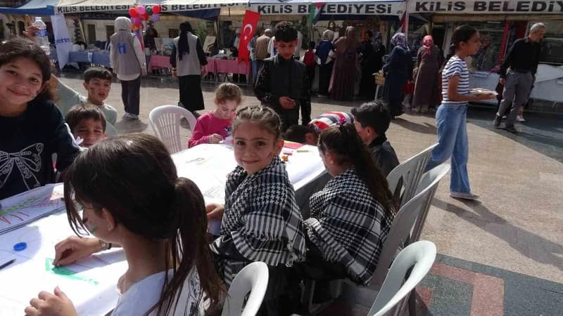 Kilis'te Çocuklar ve vatandaşlar, Filistinli çocuklara yönelik farkındalık oluşturmak amacıyla metrelerce uzunluğundaki