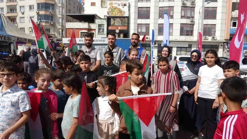 Kilis'te Çocuklar ve vatandaşlar, Filistinli çocuklara yönelik farkındalık oluşturmak amacıyla metrelerce uzunluğundaki
