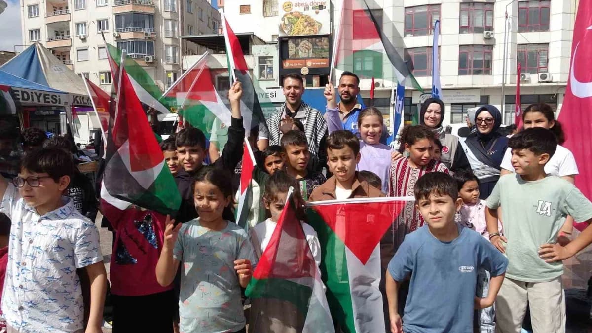 Kilis'te Çocuklar ve vatandaşlar, Filistinli çocuklara yönelik farkındalık oluşturmak amacıyla metrelerce uzunluğundaki