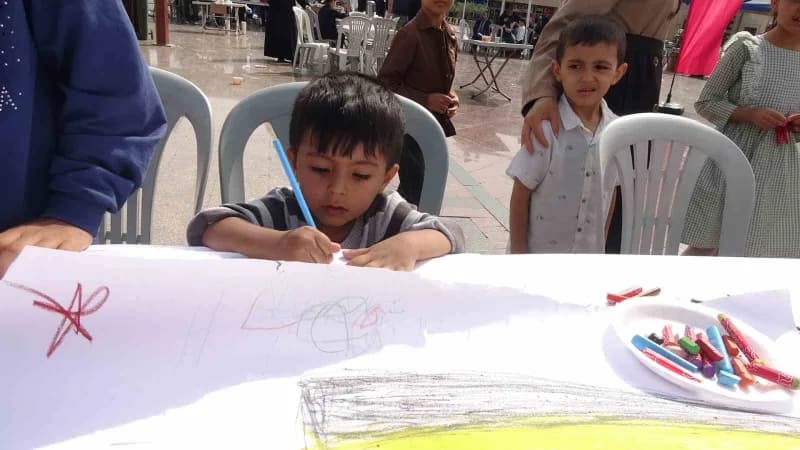Kilis'te Çocuklar ve vatandaşlar, Filistinli çocuklara yönelik farkındalık oluşturmak amacıyla metrelerce uzunluğundaki