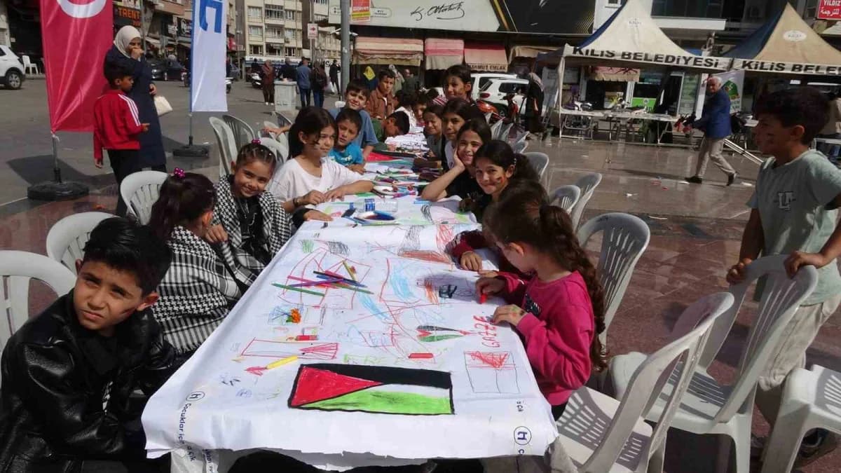 Kilis'te çocuklar ve vatandaşlar, Filistinli çocuklar için metrelerce uzunluktaki kağıda resim çiziyor