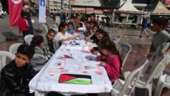 Kilis'te çocuklar ve vatandaşlar, Filistinli çocuklar için metrelerce uzunluktaki kağıda resim çiziyor