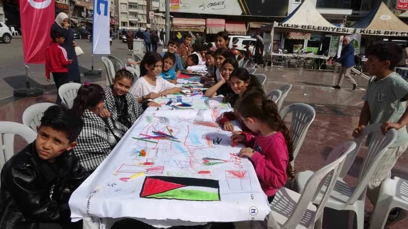 Kilis'te çocuklar ve vatandaşlar, Filistinli çocuklar için metrelerce uzunluktaki kağıda resim çiziyor