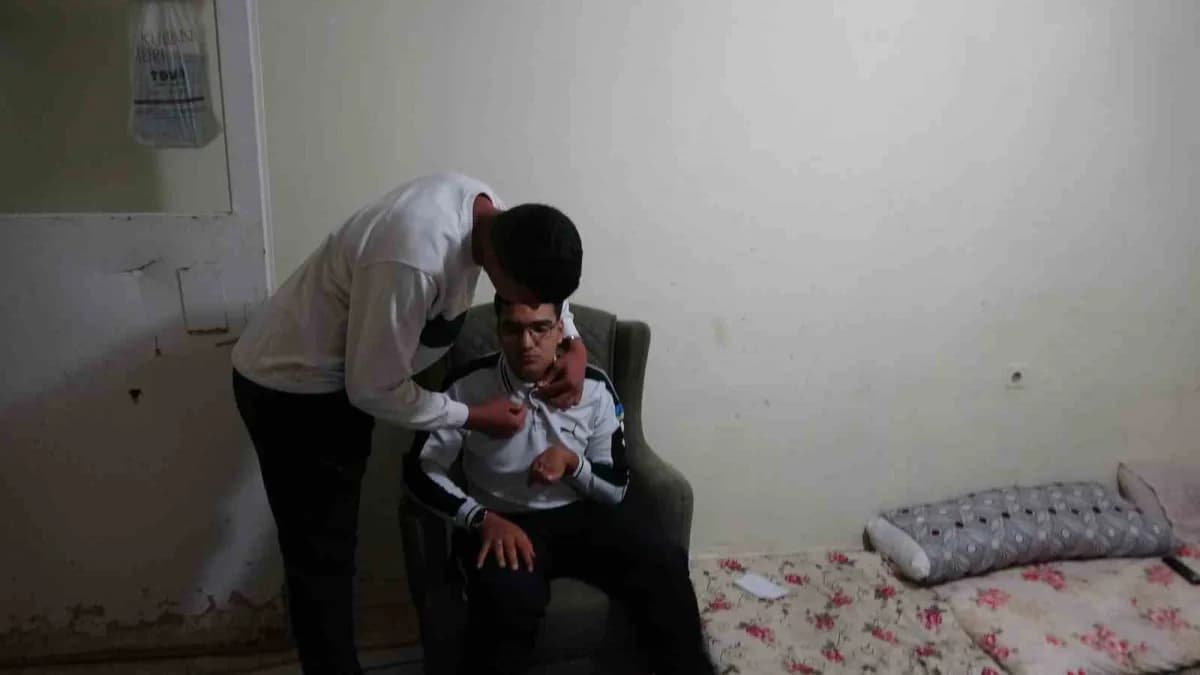 Mustafa Gez'in kardeşi Nevzat Sükrü Gez ise hem çalıştığını hem de ağabeyinin ihtiyaçlarıyla ilgilendiğini belirterek, y