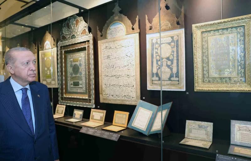 Cumhurbaşkanı Erdoğan Topkapı Sarayı Darphane-i Amire müzesini gezdi.